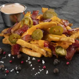 بطاطس جي كرسبي بالجبنة والبيكون والهلابينو